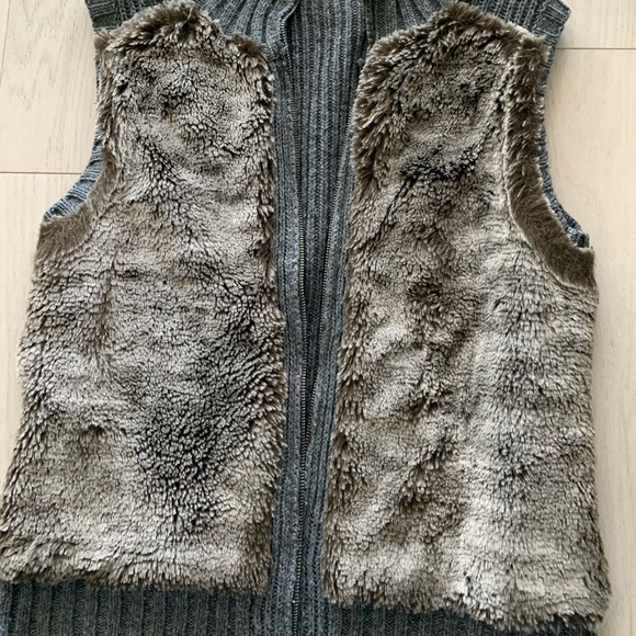 Guess Faux Fur Vest cozy and stylish size medium full zip sweater vest - Picture 6 of 8